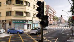Imagen de una calle de Santa Cruz de Tenerife durante el apag&oacute;n general de la isla, donde los sem&aacute;foros no funcionaban.