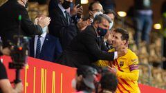 Messi, con Joan Laporta, en el momento de levantar su último título con el Barça, la Copa del Rey de 2021 en La Cartuja.