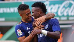 Mariano y Vinicius celebran el primer gol del Madrid en el Mart&iacute;nez Valero.