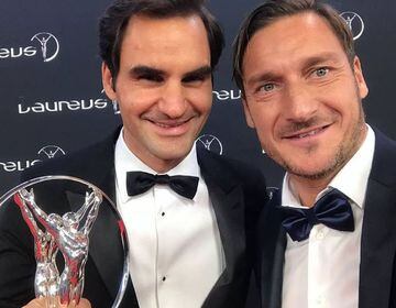 De gala al lado de otra leyenda del deporte, el tenista suizo Roger Federer.