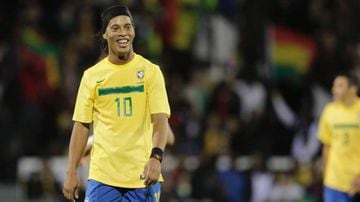 Ronaldinho tuvo su primer acercamiento con la Selección brasileña en 1997 pues participó en la Copa del Mundo de Egipto