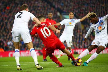 Dider Ndong of Sunderland and Philippe Coutinho of Liverpool compete for the ball.