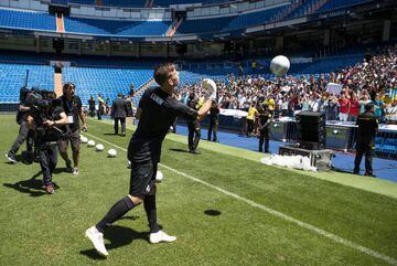 Andriy Lunin throws balls to fans at the Bernabéu during his presentation at Real Madrid this afternoon.