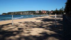 Imagen de postes sin redes de voley playa en una playa de Sidney, Australia.