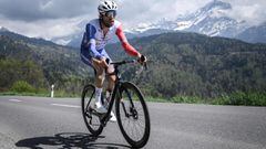 El ciclista franc&eacute;s Thibaut Pinot rueda durante la cronoescalada final del Tour de Romand&iacute;a 2022.