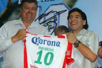 Finalmente, Maradona también se puso la camiseta del Necaxa en otra de sus visitas a México.