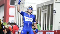 Elia Viviani celebra su victoria en la segunda etapa del Tour de Abu Dhabi tras ganar al sprint en Yas Beach.