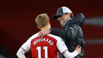 Martin Ødegaard, jugador del Arsenal, y Jürgen Klopp, entrenador del Liverpool, charlan tras un partido.