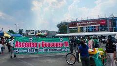 Aficionados a las afueras del estadio Azteca piden se reactive el ascenso en futbol mexicano