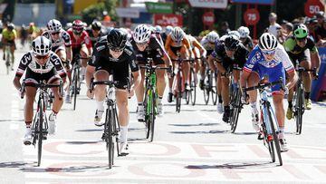 Imagen de la llegada al sprint durante la carrera femenina Madrid Challenge by La Vuelta.