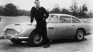 El mítico Aston Martin DB5 aparece por primera vez en la tercera entrega de la saga a los mandos del agente del MI6 protagonizado por Sean Connery en 1964. 
