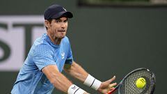 Andy Murray alcanza una bola en el Masters de Indian Wells.