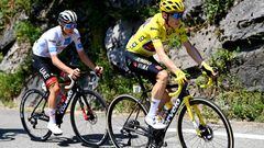 HAUTACAM, FRANCE - JULY 21: (L-R) Tadej Pogacar of Slovenia and UAE Team Emirates - White Best Young Rider Jersey and Jonas Vingegaard Rasmussen of Denmark and Team Jumbo - Visma - Yellow Leader Jersey compete in the breakaway during the 109th Tour de France 2022, Stage 18 a 143,2km stage from Lourdes to Hautacam 1520m / #TDF2022 / #WorldTour / on July 21, 2022 in Hautacam, France. (Photo by Tim de Waele/Getty Images)