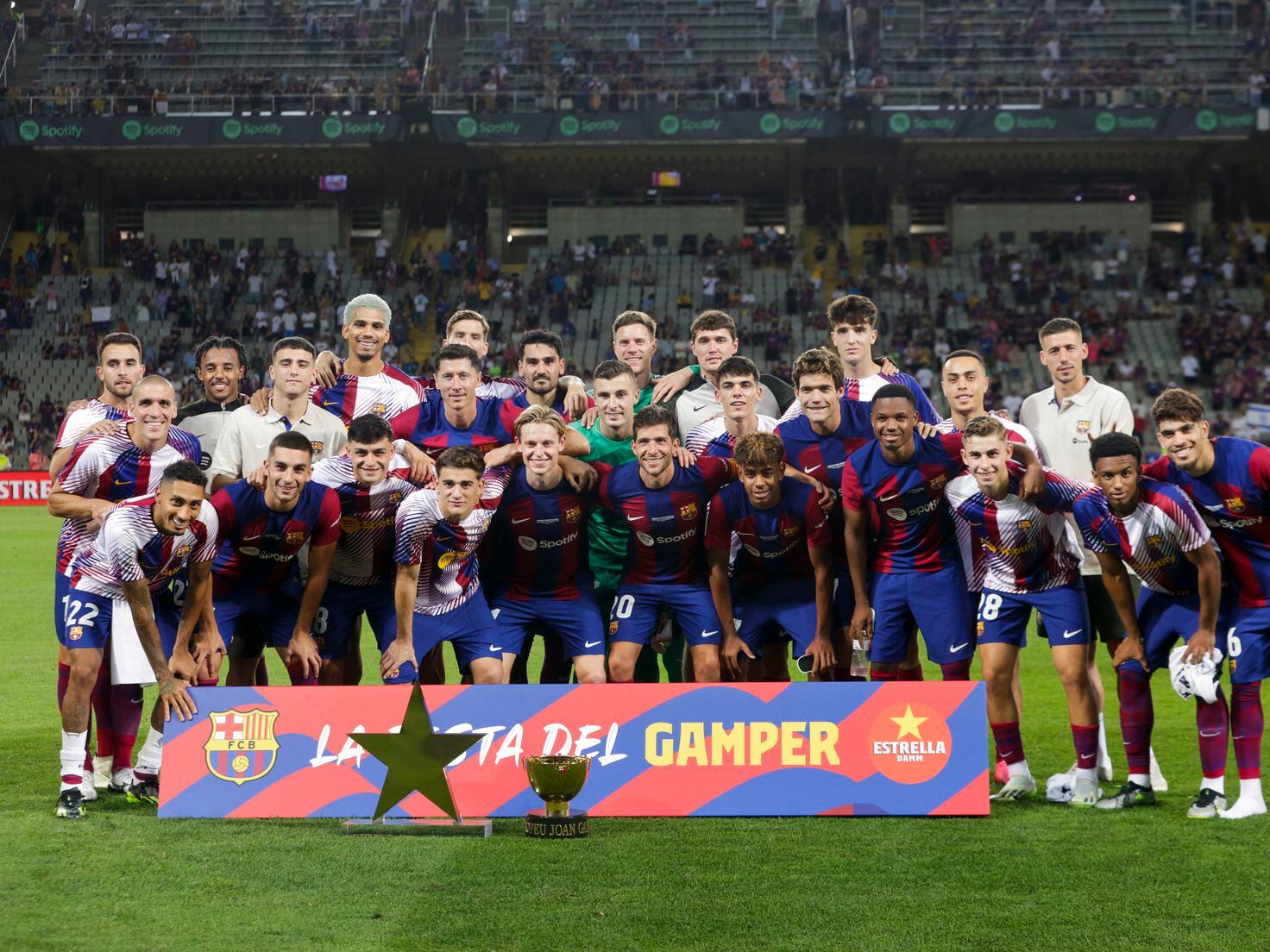 Malestar de los jugadores del Barça con el césped de la Ciutat Esportiva