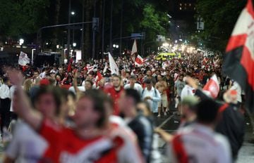 Los aficionados de River celebran el triunfo de su equipo en la Final de la Copa Libertadores ante Boca en la Plaza del Obelisco.