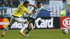 Alex Mej&iacute;a marca a Messi en el partido de cuartos de final de la Copa Am&eacute;rica ante Argentina.