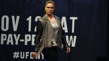 Ronda Rousey posa durante el acto de presentaci&oacute;n de su combate ante Amanda Nunes antes del UFC 207.