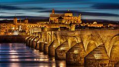 La ciudad andaluza fue fundada en el año 171 a.C. por el general romano Marco Claudio Marcelo con el nombre de 'Corduba'. En un principio fue un asentamiento militar pero acabó siendo el origen de la ciudad. 

 