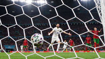 Benzema marc&oacute; su primer gol en el torneo al transformar este penalti ante Portugal.