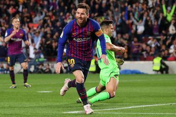 Lionel Messi scores