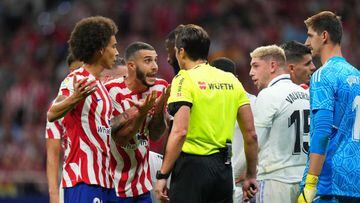 MADRID, SPAIN - SEPTEMBER 18: Mario Hermoso of Atletico de Madrid argues with match referee Munuera Montero after receiving a red card during the LaLiga Santander match between Atletico de Madrid and Real Madrid CF at Civitas Metropolitano Stadium on September 18, 2022 in Madrid, Spain. (Photo by Angel Martinez/Getty Images)