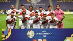 Players of Peru pose for pictures before the start of their Conmebol 2021 Copa America football tournament third-place match against Colombia at the Mane Garrincha Stadium in Brasilia, Brazil, on July 9, 2021. (Photo by EVARISTO SA / AFP)