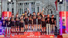 El equipo Jumbo-Visma posa en el podio de La Vuelta 2023.