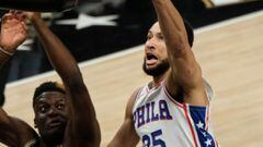 Atlanta (United States), 18/06/2021.- Philadelphia 76ers guard Ben Simmons (R) of Australia goes up for the basket over Atlanta Hawks center Clint Capela (L) of Switzerland during the first half of game six of the NBA Eastern Conference semifinal round pl