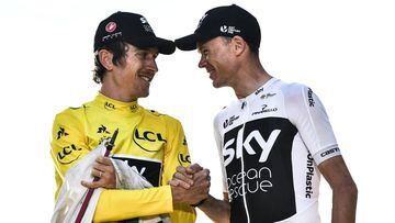 Geraint Thomas y Chris Froome se saludan en el podio del Tour de Francia 2018