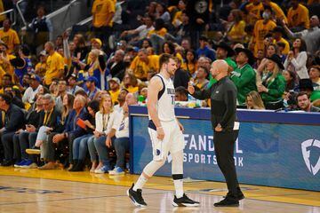Luka Doncic talks with Mavs head coach Jason Kidd. 