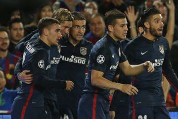 His team-mates join Fernando Torres in the celebrations (0-1)