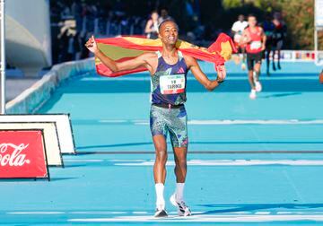 Tariku Novales pasando la línea de meta consiguiendo el récord de España (2.05'48'') 