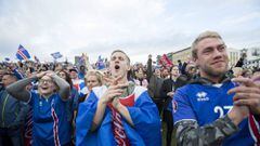 La afición de Islandia celebrando la victoria de su selección.