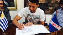 Carlos Vald&eacute;s  firma su contrato con Nacional de Uruguay