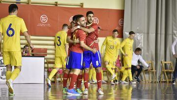 Cecilio y Adolfo se abrazan en uno de los goles de Espa&ntilde;a ante Ucrania.