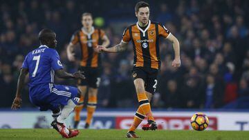 Hull City&#039;s Ryan Mason in action with Chelsea&#039;s N&#039;Golo Kante
