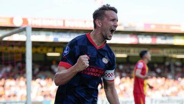 DEVENTER, NETHERLANDS - AUGUST 13: Luuk de Jong of PSV celebrates his goal 0-1 during the Dutch Eredivisie  match between Go Ahead Eagles v PSV at the De Adelaarshorst on August 13, 2022 in Deventer Netherlands (Photo by Photo Prestige/Soccrates/Getty Images)
