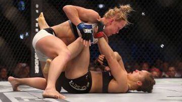 UFC 193 brindó una de las mejores peleas del año en la categoría femenina. Holly Holm derrotó a la indestronable Ronda Rousey y ganó el campeonato gallo. 