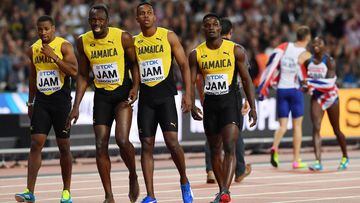 Jamaica&#039;s Julian Forte (2R), Yohan Blake (L) and Omar McLeod (R) walk with Jamaica&#039;s Usain Bolt (2L) after Bolt pulled up injured in the final of the men&#039;s 4x100m relay athletics event at the 2017 IAAF World Championships at the London Stadium in London on August 12, 2017. / AFP PHOTO / Ben STANSALL  LESION PUBLICADA 14/08/17 NA MA31 1COL