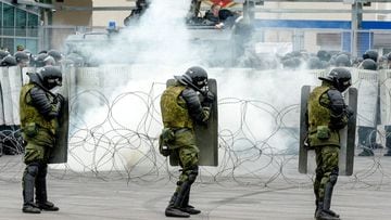 TOPSHOT - Russian riot policemen take part in special security exercises at the Saint-Petersburg Stadium (Krestovsky Stadium) in Saint Petersburg on April 20, 2018, ahead of the 2018 FIFA World Cup tournament in Russia.
 The 2018 FIFA World Cup will be ta