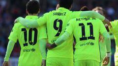 Luis Su&aacute;rez celebra con Messi y Neymar su tanto ante el Granada.