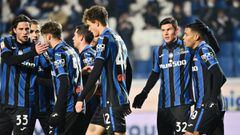 Los jugadores del Atalanta celebran el primer gol contra el Venezia.