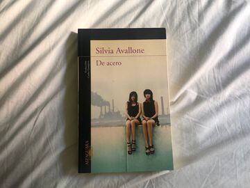 Desde que en 2012 leí 'De acero' no dejo de buscar y esperar que se traduzcan al español más libros de la italiana Silvia Avallone. Este libro es un puñetazo directo al estómago. De esos que también se beben, se leen en un día, te arrasan. Dos amigas, Ann