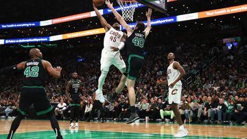 BOSTON, MASSACHUSETTS - OCTOBER 28: Donovan Mitchell #45 of the Cleveland Cavaliers takes a shot against Luke Kornet #40 of the Boston Celtics during the second half at TD Garden on October 28, 2022 in Boston, Massachusetts. NOTE TO USER: User expressly acknowledges and agrees that, by downloading and or using this photograph, User is consenting to the terms and conditions of the Getty Images License Agreement.   Maddie Meyer/Getty Images/AFP