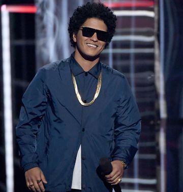 Bruno Mars, cuyo nombre real es Peter Hernandez, tiene raíces de Puerto Rico por parte de padre.