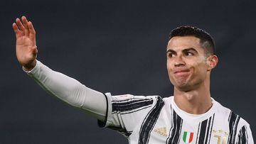 Cristiano Ronaldo se disculpa con un compa&ntilde;ero durante un partido con la Juventus.