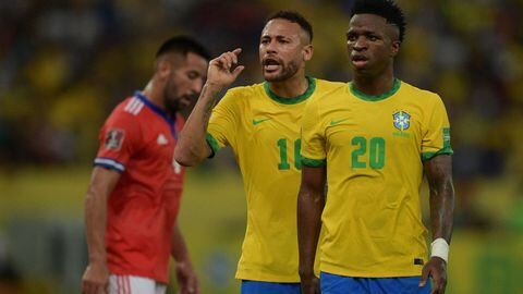 Brazil's Neymar gestures next to Brazil's Vinicius Junior (R) during their South American qualification football match against Chile for the FIFA World Cup Qatar 2022 at Maracana Stadium in Rio de Janeiro, Brazil, on March 24, 2022. (Photo by CARL DE SOUZA / AFP) (Photo by CARL DE SOUZA/AFP via Getty Images)