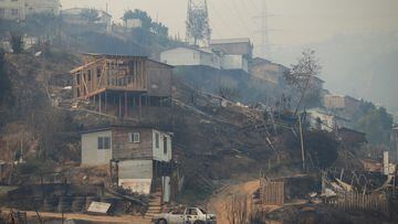 Se muestran los restos de una casa quemada tras la propagación de incendios forestales que afectaron a muchas partes de la región de Valparaíso, en Viña del Mar, Chile. 