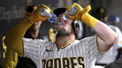 El bateador de los Padres de San Diego Luke Voit bebe agua, con dos botellas a la vez, en el partido de béisbol que enfrentó a su equipo y a los Mets de Nueva York en el estadio Petko Park de San Diego (California). El exjugador de los Yankees y los Cardinals necesitó mucha hidratación tras completar una carrera durante la octava entrada del partido.