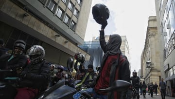 Motociclistas en Bogotá protestan por la medida de la Alcaldía sobre prohibir el parrillero los fines de semana.